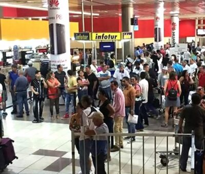 Pasajeros de Wingo se manifiestan en el Aeropuerto de La Habana, el 8 de julio 2024.