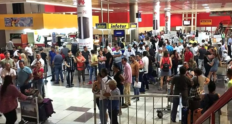 Pasajeros de Wingo se manifiestan en el Aeropuerto de La Habana, el 8 de julio 2024.