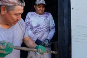 Dos trabajadores migrantes de Veracruz (México) trabajan en una granja en Kentucky, en marzo de 2024.JOSHUA A. BICKEL (AP)