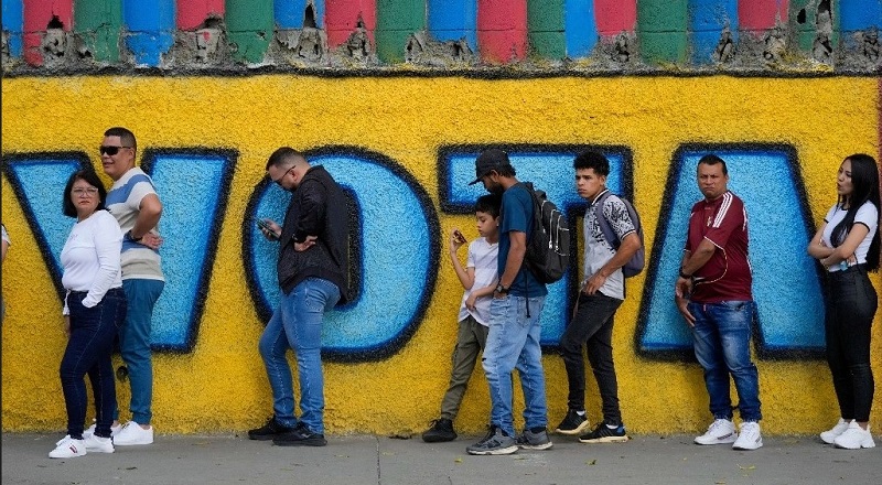 Personas hacen fila para emitir su voto en las elecciones presidenciales en Caracas, Venezuela. Foto AP