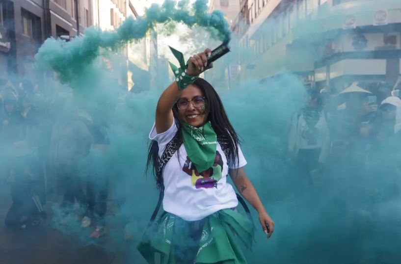 Una mujer participa en una manifestación por el derecho al aborto durante el Día por la Despenalización del Aborto, en la Ciudad de México (Alexa Herrera / Associated Press)