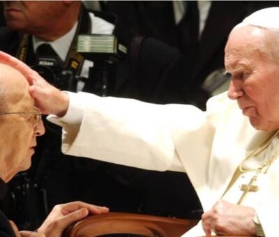 Juan Pablo II bendice a Marcial Maciel, fundador de los Legionarios de Cristo, en 2004. PLINIO LEPRI (AP)