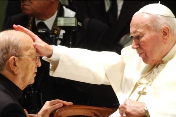 Juan Pablo II bendice a Marcial Maciel, fundador de los Legionarios de Cristo, en 2004. PLINIO LEPRI (AP)