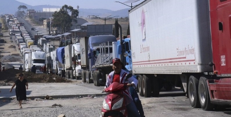 Los ejidatarios han dejado intermitencias de tránsito que no son suficientes. Foto Jorge Lezama/ Cuartoscuro/ La Jornada