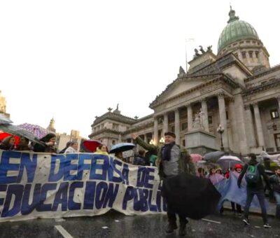 Profesores universitarios reclaman una subida salarial frente al Congreso de Argentina, el 31 de agosto en Buenos Aires. Natacha Pisarenko