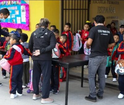 Niños ingresan a la Escuela Primaria España ubicada en la calle San Jerónimo, Centro Histórico. La Jornada / Pablo Ramos