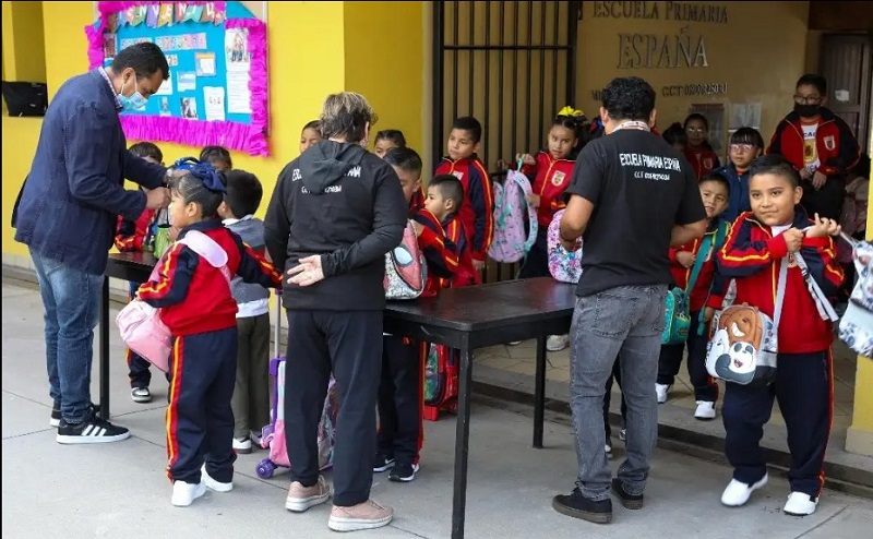 Niños ingresan a la Escuela Primaria España ubicada en la calle San Jerónimo, Centro Histórico. La Jornada / Pablo Ramos