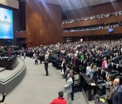 Legisladores entonan el himno nacional, tras la toma de protesta de los nuevos diputados durante la sesión constitutiva en San Lázaro, en la Ciudad de México, el 29 de agosto de 2024. Foto Luis Castillo