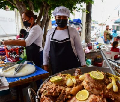 Para esta feria se cocinarán 19 toneladas de carne de cerdo y se harán mil 700 litros de salsa verde, mil 300 de salsa roja, así como una tonelada de chicharrón. Foto: Ayuntamiento de Puebla