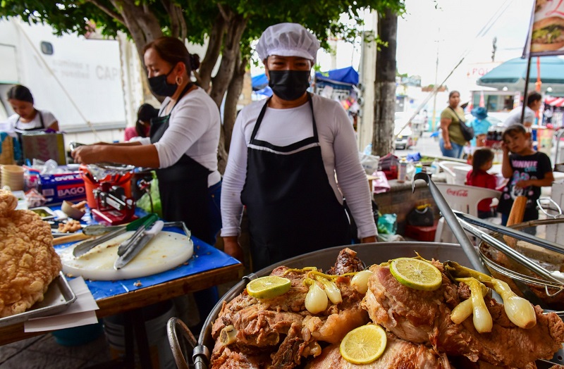 Para esta feria se cocinarán 19 toneladas de carne de cerdo y se harán mil 700 litros de salsa verde, mil 300 de salsa roja, así como una tonelada de chicharrón. Foto: Ayuntamiento de Puebla