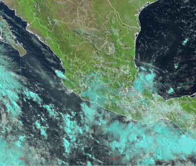 La tormenta tropical Carlotta (izquierda) se aproxima este viernes por el Océano Pacífico a la península de Baja California. SMN