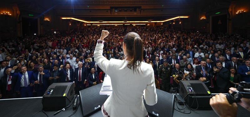 Claudia Sheinbaum sostiene la constancia de mayoría en el Tribunal Federal Electoral, este 15 de agosto en Ciudad de México. Foto: TEPJF