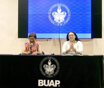 Dicta conferencia la rectora Lilia Cedillo Ramírez a estudiantes de la Preparatoria Emiliano Zapata. (BUAP)