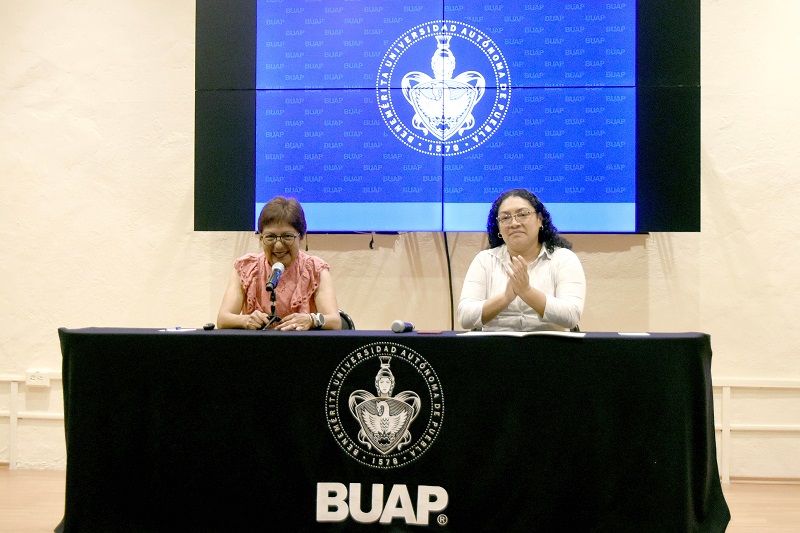 Dicta conferencia la rectora Lilia Cedillo Ramírez a estudiantes de la Preparatoria Emiliano Zapata. (BUAP)