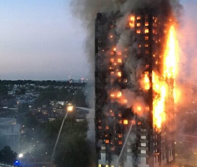 La Torre Grenfell, en llamas, el 14 de junio de 2017 en Londres. Jeremy Selwyn (Evening Standard via Getty Image)