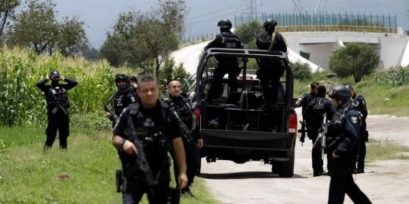 Elementos de seguridad estatal y federal durante un operativo. Foto Cuartoscuro / Archivo