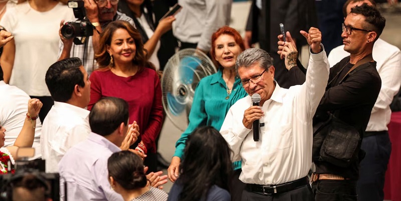 Ricardo Monreal habla a los legisladores en el deportivo Magdalena Mixhuca, el 3 de septiembre en Ciudad de México. Luis Cortes (REUTERS)