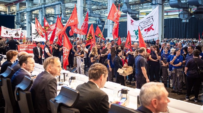 Empleados del fabricante de automóviles alemán Volkswagen protestan al inicio de una junta general de la empresa en Wolfsburg, en el norte de Alemania, el 4 de septiembre de 2024. Foto Moritz Frankenberg / Pool / AFPEmpleados del fabricante de automóviles alemán Volkswagen protestan al inicio de una junta general de la empresa en Wolfsburg, en el norte de Alemania, el 4 de septiembre de 2024. Foto Moritz Frankenberg / Pool / AFP