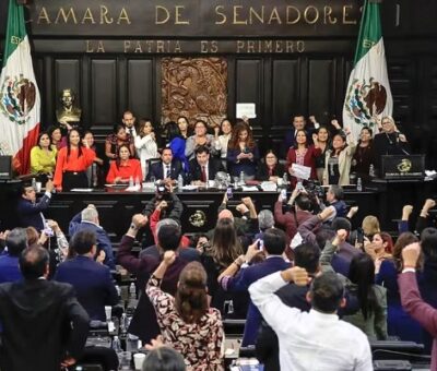 Senadores de Morena festejan la aprobación de la Reforma Judicial la noche del martes en Ciudad de México. Foto: Senado de México