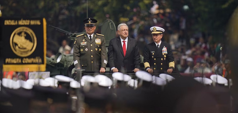 El presidente Andrés Manuel López Obrador, el secretario de Defensa, Luis Cresencio Sandoval y el secretario de Marina, Rafael Ojeda Durán durante el tradicional pase de revista a las tropas armadas en el Zócalo capitalino. El 16 de septiembre de 2024. Felix Marquez (AP)