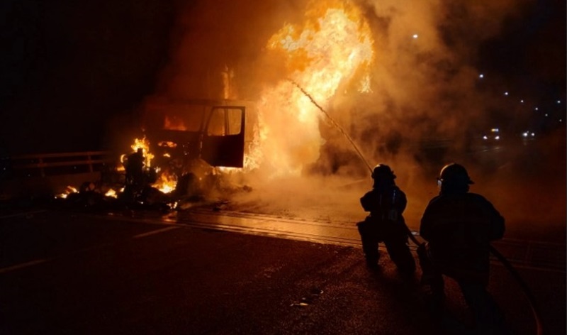 Personal del Cuerpo de Bomberos, así como policías municipales y estatales, además de agentes de la Guardia Nacional (GN), llegaron al lugar para sofocar el fuego. Foto X @SSPGobPue