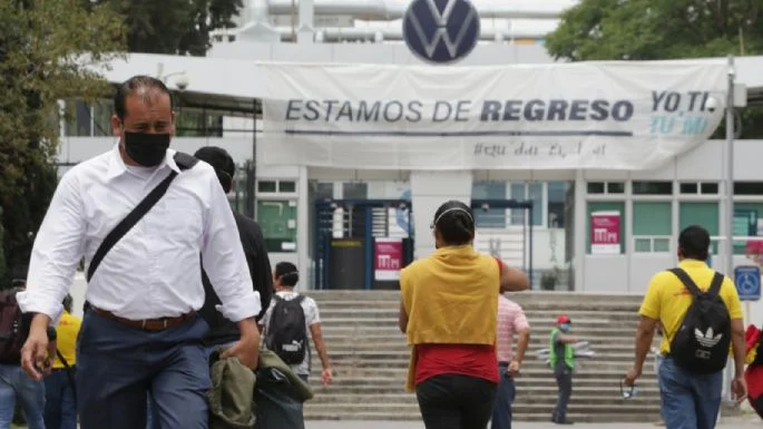 Volkswagen mantiene oferta salarial; trabajadores votarán el viernesTrabajadores de Volkswagen. Foto: Jafet Moz