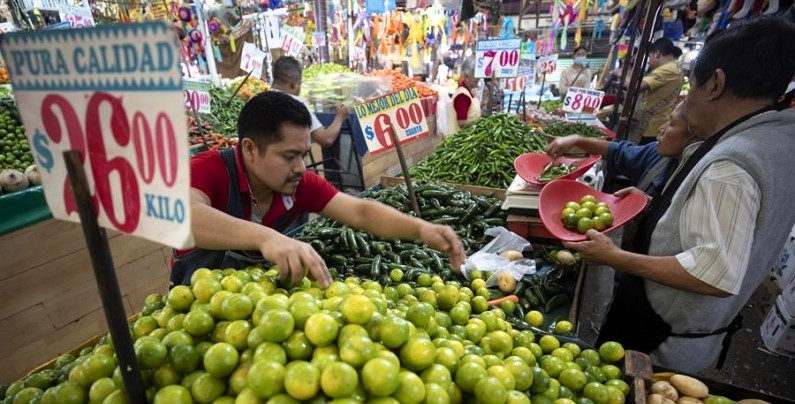 Un vendedor ofrece frutas y verduras, en el mercado de Jamaica de la Ciudad de México (México). Imagen de archivo. EFE/ Isaac Esquivel