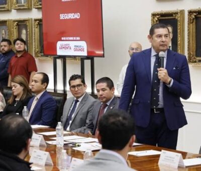 Alejandro Armenta en reunión con los alcaldes en donde un miembro de la Marina vigilará la seguridad. Foto: Cortesía Alejandro Armenta