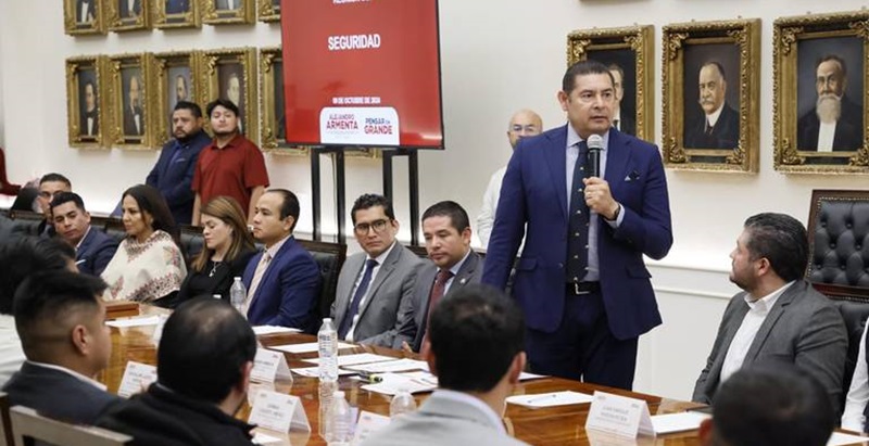 Alejandro Armenta en reunión con los alcaldes en donde un miembro de la Marina vigilará la seguridad. Foto: Cortesía Alejandro Armenta