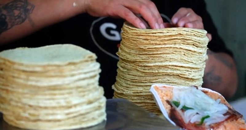 La Cofece determinó que Gruma tiene una posición dominante en el mercado de harina de maíz para la elaboración de tortillas. (Foto Cristina Rodríguez / Archivo)