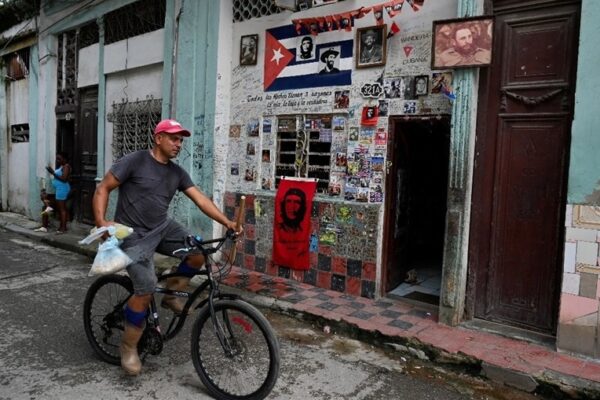 El donativo será trasladado en cinco trailers refrigerados este mismo día y será entregado mañana al Ministerio de Comercio Interior de la Provincia de Guantánamo, para que las autoridades cubanas lo hagan llegar a la población afectada. Foto AFP