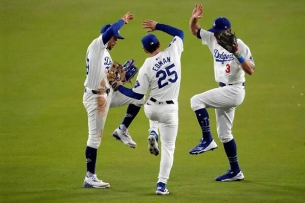 Tommy Edman y el dominicano Teoscar Hernández también conectaron jonrones por los Dodgers. Foto AP.