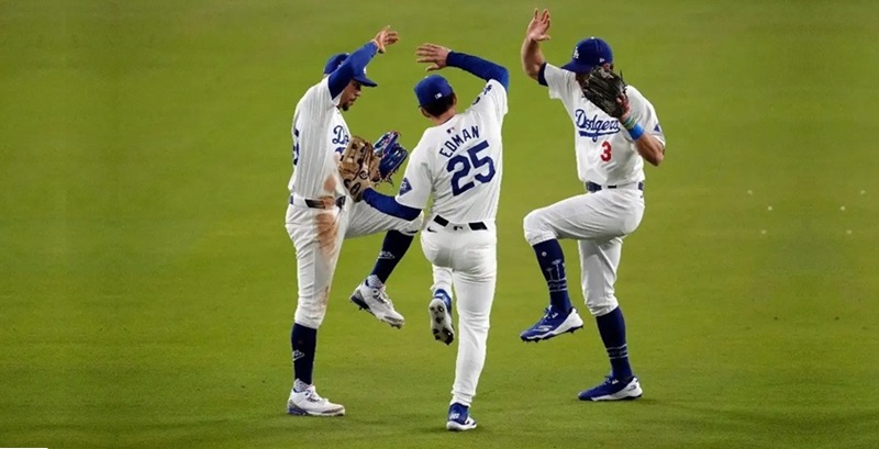 Tommy Edman y el dominicano Teoscar Hernández también conectaron jonrones por los Dodgers. Foto AP.