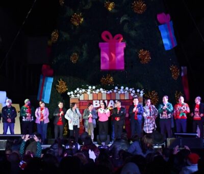 El Árbol de Navidad en el Complejo Cultural Universitario (CCU), mide 23.45 metros de alto y pesa 5 mil 888 kilogramos; cuenta con 248 paneles y 60 bengalas. (BUAP)