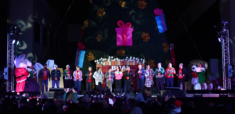 El Árbol de Navidad en el Complejo Cultural Universitario (CCU), mide 23.45 metros de alto y pesa 5 mil 888 kilogramos; cuenta con 248 paneles y 60 bengalas. (BUAP)