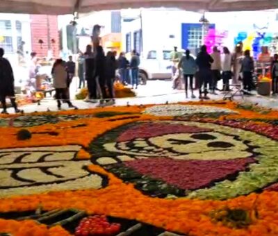 Monumental catrina de verduras y frutos en Los Reyes de Juárez