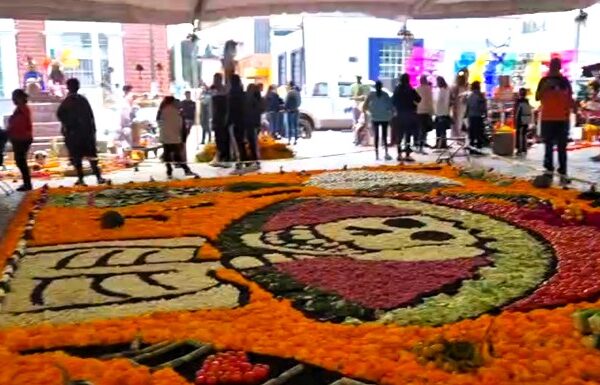 Monumental catrina de verduras y frutos en Los Reyes de Juárez