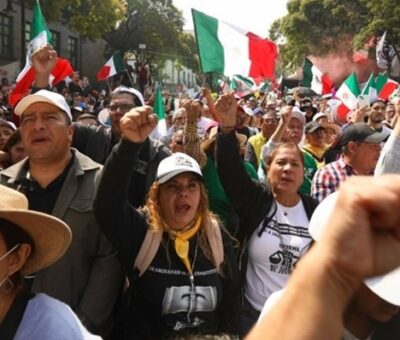 Trabajadores del PJF se reunieron a las afueras de las SCJN para observar la sesión de la Corte. Foto Germán Canseco