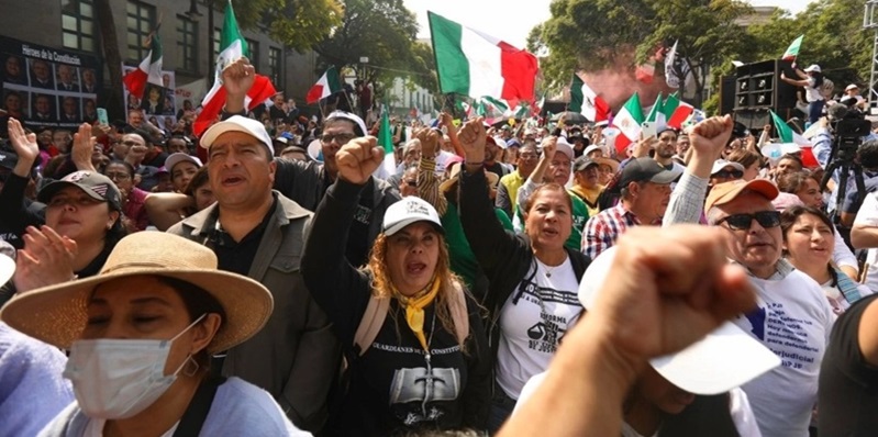 Trabajadores del PJF se reunieron a las afueras de las SCJN para observar la sesión de la Corte. Foto Germán Canseco