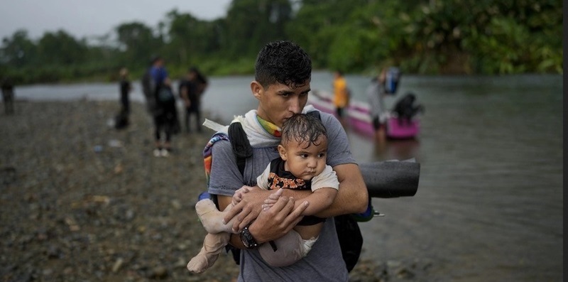 Pese a la victoria de Trump, en el peligroso paso del Darién no cesa el tránsito de migrantes que buscan llegar a Estados Unidos. Foto AP