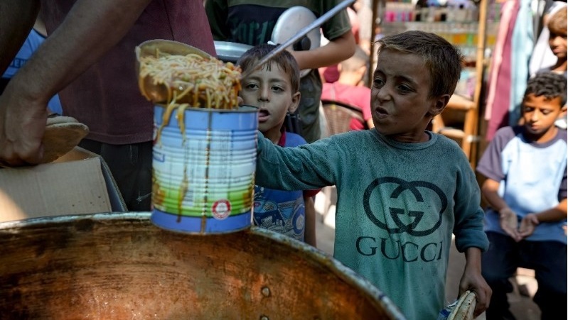 El Programa Mundial de Alimentos denunció ayer la escasez de suministros en Gaza. La imagen, en la localidad céntrica de Deir Al Balah, en Gaza. Foto Ap