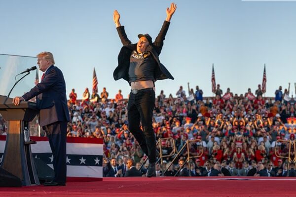 El nuevo matraquero de Trump. Elon Musk salta en el escenario durante un mitin de la reciente campaña electoral de Donald Trump. JIM WATSON (AFP/Getty Images)