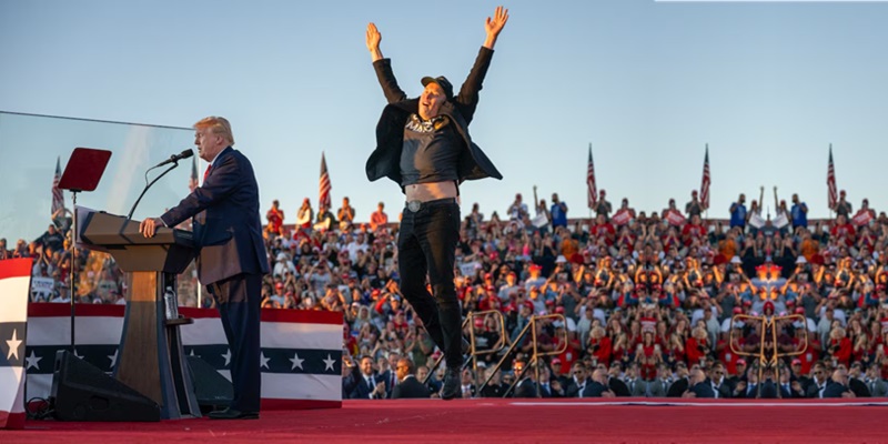 El nuevo matraquero de Trump. Elon Musk salta en el escenario durante un mitin de la reciente campaña electoral de Donald Trump. JIM WATSON (AFP/Getty Images)