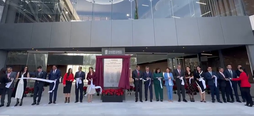 El gobernador, Sergio Salomón Céspedes Peregrina, inauguró la nueva sede del Congreso de Puebla. Foto: Daniel Casas / El Sol de Puebla.