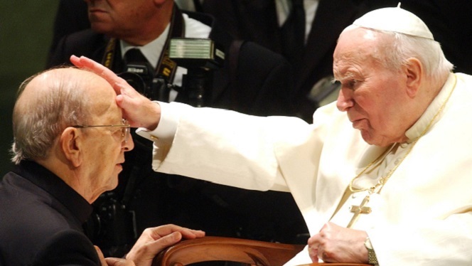 Juan Pablo II bendice a Marcial Maciel, fundador de los Legionarios de Cristo, en 2004. Plinio Lepri (AP)