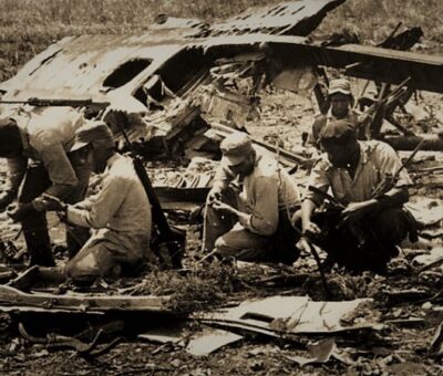 Bahía de Cochinos. 1961. Milicia cubana examina los restos de un avión derribado por fuego de artillería. Foto: Universal Images Group