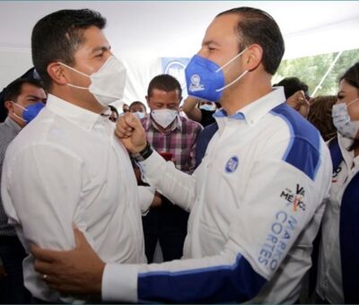Cuando el nombre del troglodita es más grande que el logo del partido, te das una idea del pelmazo y su autoestima. Foto / Agencia Enfoque