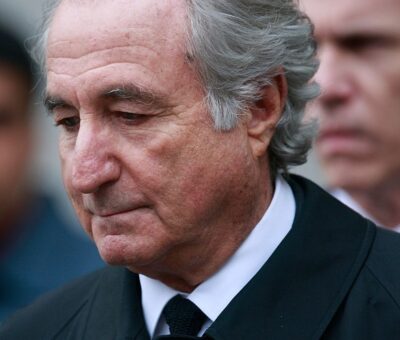 Bernie Madoff al salir de una corte de Manhattan en marzo de 2009. Las víctimas de su fraude se contaban por miles y estaban dispersas de Palm Beach al Golfo Pérsico. Mario Tama/Getty Images