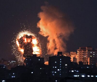 Olas de fuego de un ataque aéreo israelí en Gaza en respuesta a un aluvión de cohetes disparados por Hamas. (AFP)