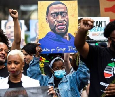 Las personas levantan los puños mientras marchan durante un evento en memoria de George Floyd en Minneapolis, Minnesota, el 23 de mayo de 2021. KEREM YUCEL / AFP A TRAVÉS DE GETTY IMAGES